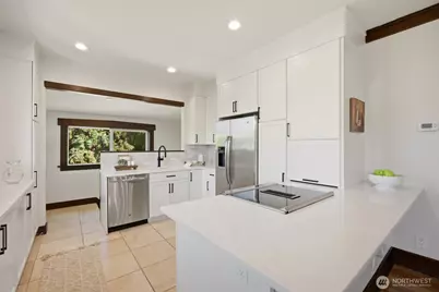 2716 Warren Avenue N, Seattle, WA 98109 - Photo 12