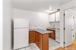 710 NE 43rd St, Seattle, WA 98105 - Photo 2