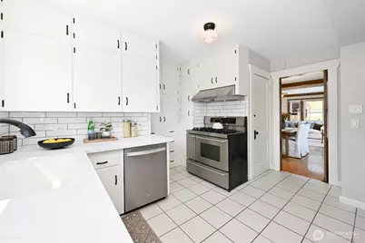 523 N 70th Street, Seattle, WA 98103 - Photo 6