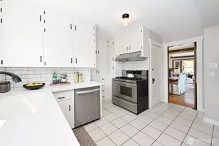 523 N 70th St, Seattle, WA 98103 - Photo 6