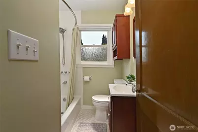 523 N 70th Street, Seattle, WA 98103 - Photo 10