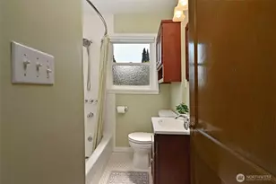 523 N 70th St, Seattle, WA 98103 - Photo 10