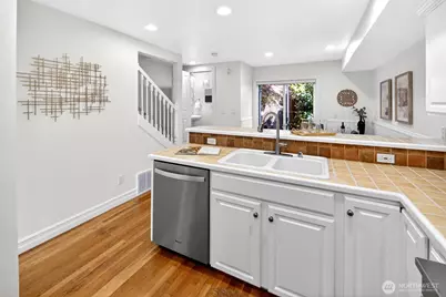 402 Aloha Street, Seattle, WA 98109 - Photo 10