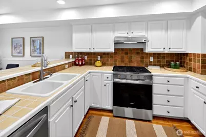 402 Aloha Street, Seattle, WA 98109 - Photo 8