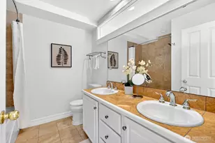 402 Aloha St, Seattle, WA 98109 - Photo 16