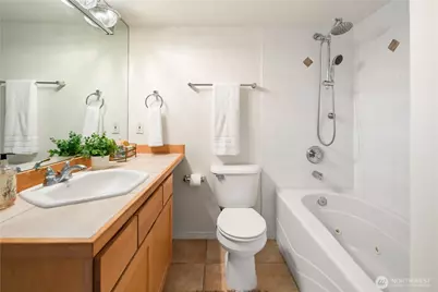 2038 Franklin Avenue E, Seattle, WA 98102 - Photo 14