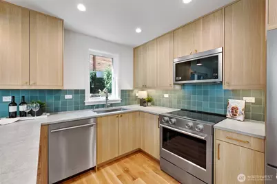 709 N 65th Street, Seattle, WA 98103 - Photo 16