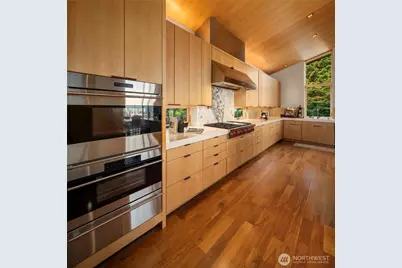 1215 Warren Avenue N, Seattle, WA 98109 - Photo 16