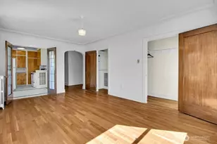 756 Broadway Ave E, Seattle, WA 98102 - Photo 2