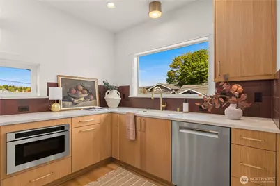2903 3rd Avenue N, Seattle, WA 98109 - Photo 8