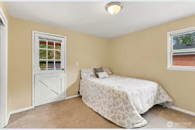 13045 Corliss Avenue N, Seattle, WA 98133 - Photo 24