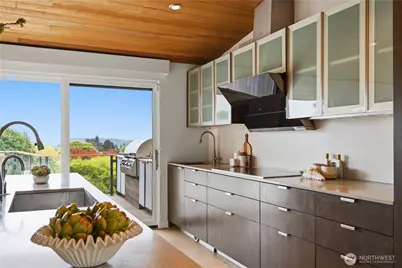 9135 NE 19th St, Clyde Hill, WA 98004 - Photo 12