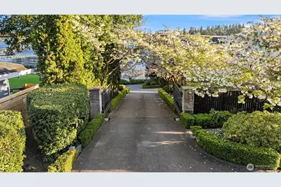 16 Enatai Drive, Bellevue, WA 98004 - Photo 2