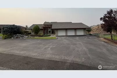 522 Hillcrest Circle Drive, Omak, WA 98841 - Photo 2