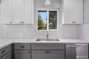 3811 SW 105th St, Seattle, WA 98146 - Photo 8
