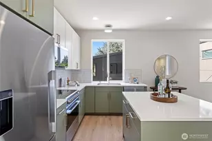 8039 Wallingford Ave N, Seattle, WA 98103 - Photo 14
