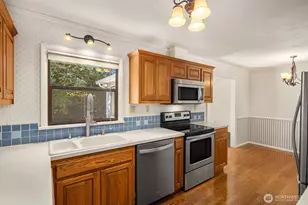 20820 Hillcrest Pl, Edmonds, WA 98026 - Photo 10
