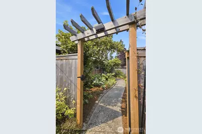 2411 156th Avenue SE, Bellevue, WA 98007 - Photo 4