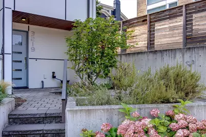 3219 Fuhrman Avenue E, Seattle, WA 98102 - Photo 2