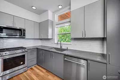 3219 Fuhrman Avenue E, Seattle, WA 98102 - Photo 10