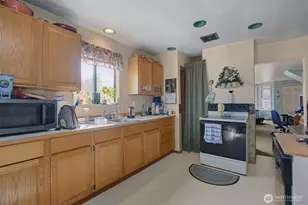 1621 E 32nd St, Tacoma, WA 98404 - Photo 4