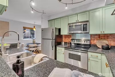 952 N 35th Street #102, Seattle, WA 98103 - Photo 12