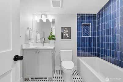 8817 Densmore Avenue N, Seattle, WA 98103 - Photo 22