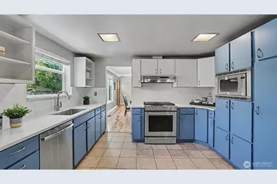 1326 N 40th Street, Seattle, WA 98103 - Photo 12