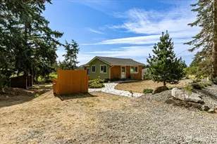 1002 Carl Ave, Oak Harbor, WA 98277 - Photo 4