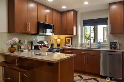 9613 Roosevelt Way NE #B, Seattle, WA 98115 - Photo 12