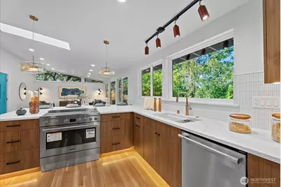 8009 28th Avenue NE, Seattle, WA 98115 - Photo 10
