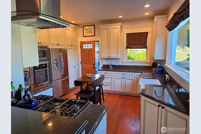 7652 E Green Lake Drive N, Seattle, WA 98103 - Photo 2
