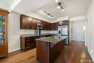 699 John St, Seattle, WA 98109 - Photo 8