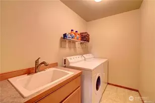 921 274th Wy SE, Sammamish, WA 98075 - Photo 22