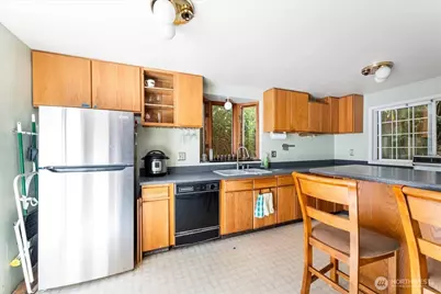 8730 Palatine Avenue N, Seattle, WA 98103 - Photo 10