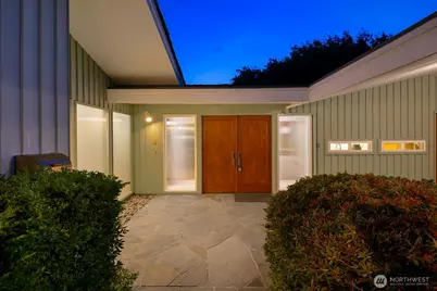 3051 44th Avenue W, Seattle, WA 98199 - Photo 2