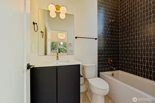 815 NE 100th St, Seattle, WA 98125 - Photo 16