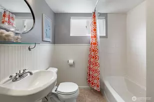 1022 NE 72nd St, Seattle, WA 98115 - Photo 14