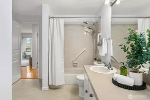 1300 W Boston St, Seattle, WA 98119 - Photo 18
