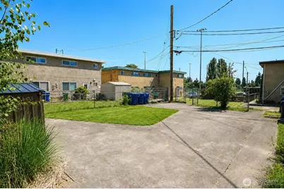 9208 Ashworth Avenue N, Seattle, WA 98103 - Photo 2