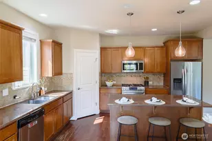 208 Ilwaco Pl SE, Renton, WA 98059 - Photo 4