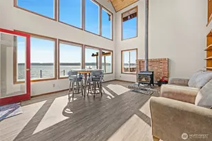 14 S Beach Dr, Everett, WA 98206 - Photo 8