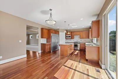 907 Ilwaco Place NE, Renton, WA 98059 - Photo 8