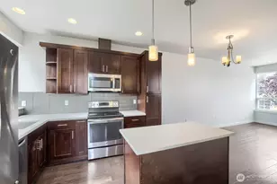 911 N 104th St, Seattle, WA 98133 - Photo 12