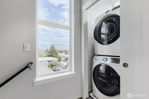 911 N 104th St, Seattle, WA 98133 - Photo 32