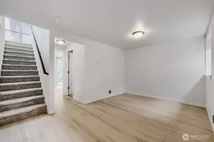 911 N 104th St, Seattle, WA 98133 - Photo 14