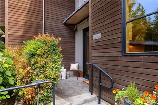722 NE Vineyard Ln, Bainbridge Island, WA 98110 - Photo 2