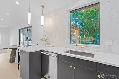 4011 SW Maryland Place, Seattle, WA 98116 - Photo 10