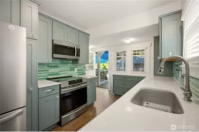10532 Evanston Avenue N, Seattle, WA 98133 - Photo 16