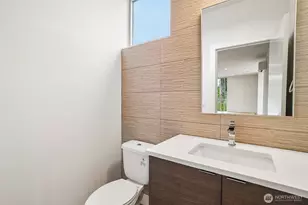3319 W Elmore St, Seattle, WA 98199 - Photo 8